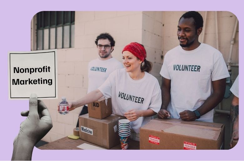 Hand hält Schild welches sagt Nonprofit Marketing. Im Hintergrund ist eine Gruppe Volunteers etwas am verteilen.