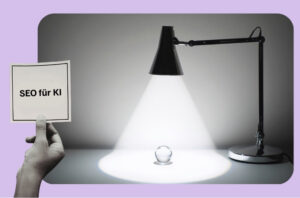 Hand hält Schild hoch welches sagt SEO für Ki, im Hintergrund eine Lampe die eine Kugel sichtbar macht